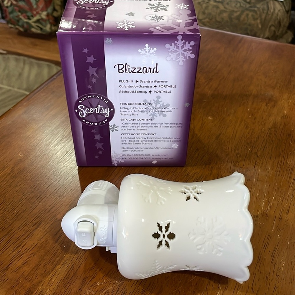 Scentsy Retired Blizzard Snowflake Holiday Plug-In Wax Warmer